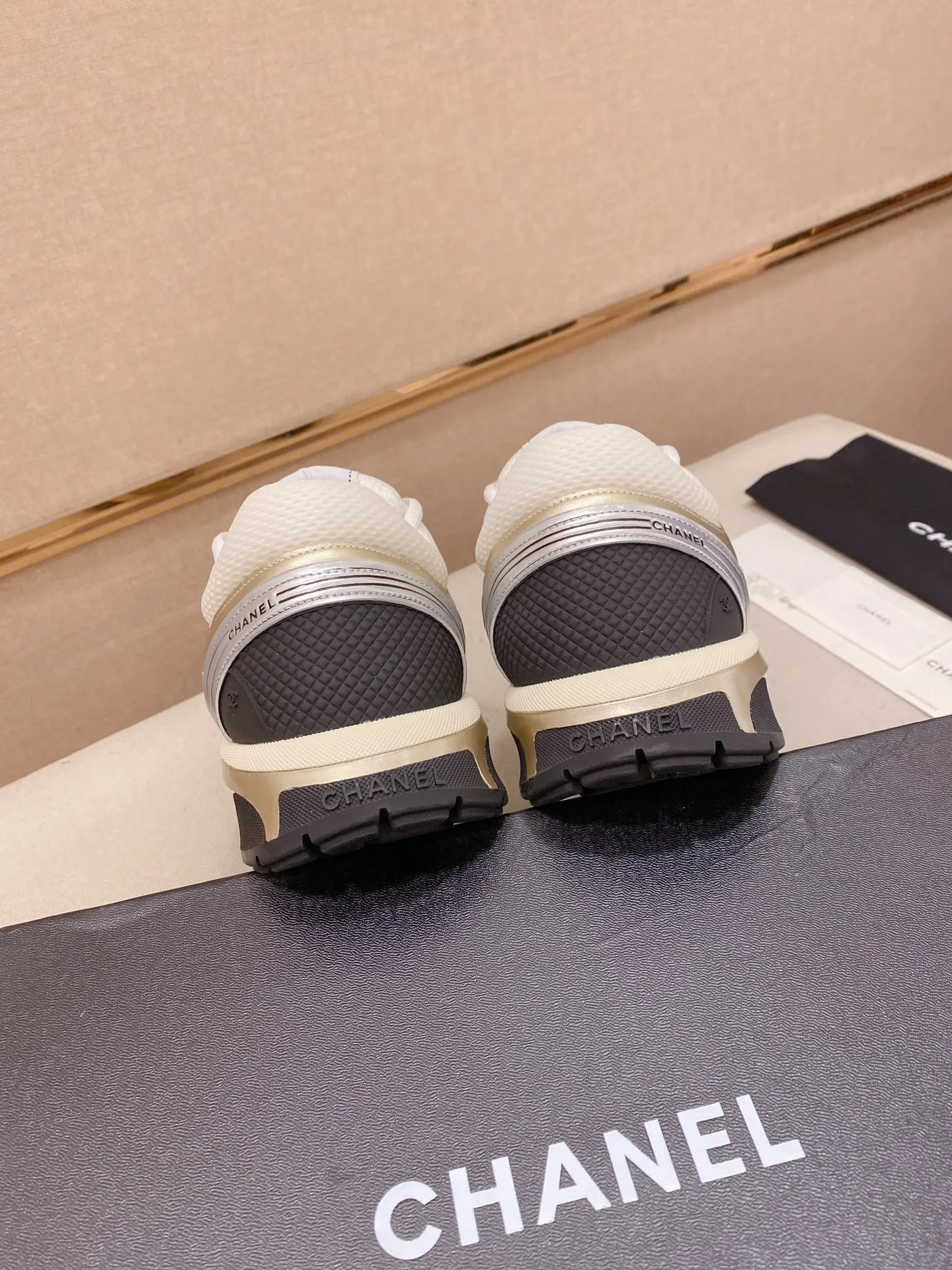 Factory price: 620💰 Chanel Chanel - 2026 counter top casual sports shoes This classic design; the upper is electro-embroidered with a variety of techniques; the outsole is fashionable and sporty; the extraordinary inclusion of a variety of color matching elements... The diversified mix and match is very beautiful and versatile, casual, fashionable, sports and outdoor can be taken into account... ꫛꫀꪝ Go➫ Material: ❶Upper is made of: Original imported high-mercerized smooth cow suede + special anti-mesh fabric ❷Inner use: original imported breathable mesh ❸Outsole based on: original TPU combination outsole Full set of boutique packaging for women 35–41 men 38-45